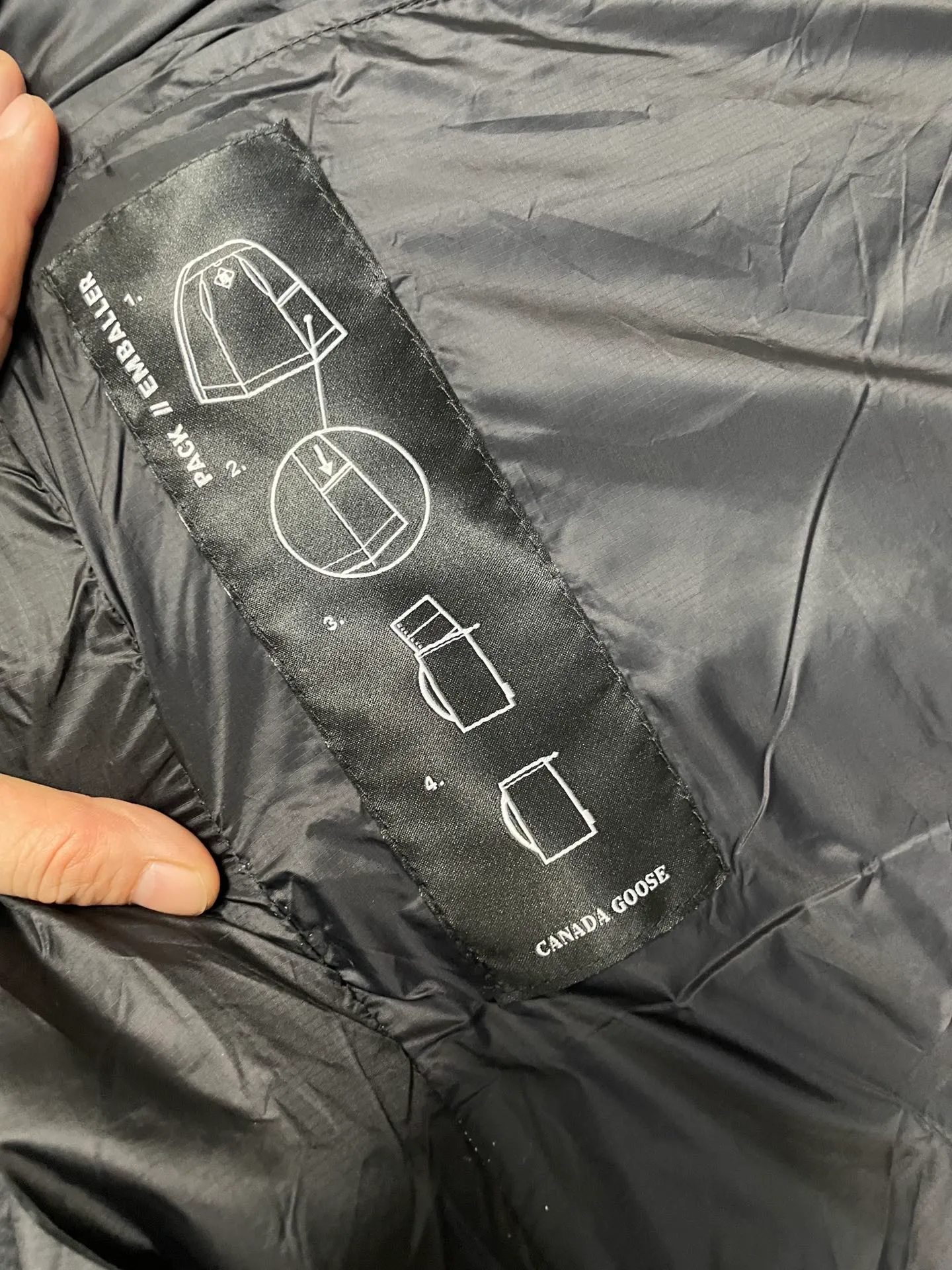 P560 Canadian brand CanadaGoose men's and women's CROFTON lightweight down vest 2229M DWR water-repellent treatment WindWall windproof fabric 700 fleece filling original mold opening details one to one production The upper body effect is stunning Exclusively available on the Xiaohongshu purchasing platform The highest version on the market Size: XS S M L XL XXL